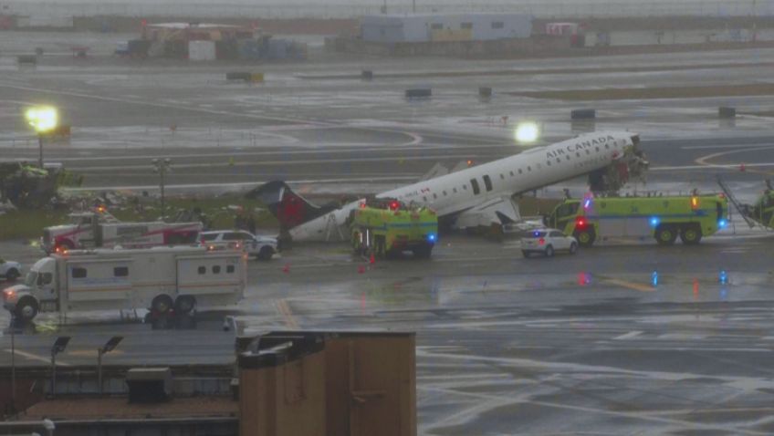 Veja vídeo da colisão entre avião e um caminhão de bombeiros em aeroporto de NY