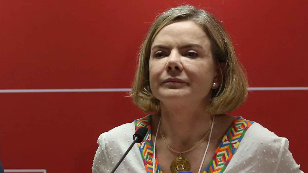 Bolsonaristas se ‘fantasiaram de brasileiros’ para atacar Lula, diz Gleisi