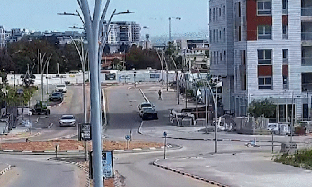 Homem escapa de míssil iraniano ao caminhar por rua em Israel; veja vídeo