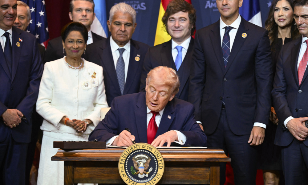 Trump diz que Cuba ‘vive seus últimos momentos’ em cúpula na Flórida