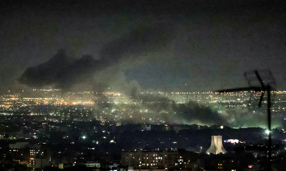 Irã ameaça atacar alvos econômicos de EUA e Israel após bombardeio a banco em Teerã