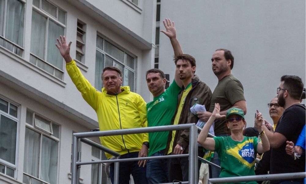 Flávio vira advogado de Jair Bolsonaro e ganha acesso livre ao pai