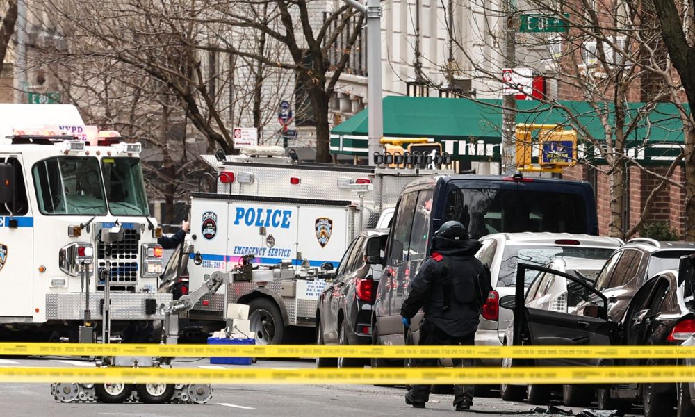 Dois homens são suspeitos de lançar explosivo durante protesto em Nova York