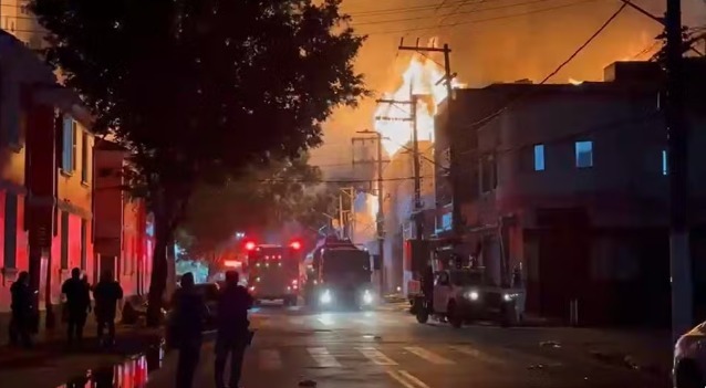 Incêndio de grandes proporções atinge fábrica no Brás; veja vídeos