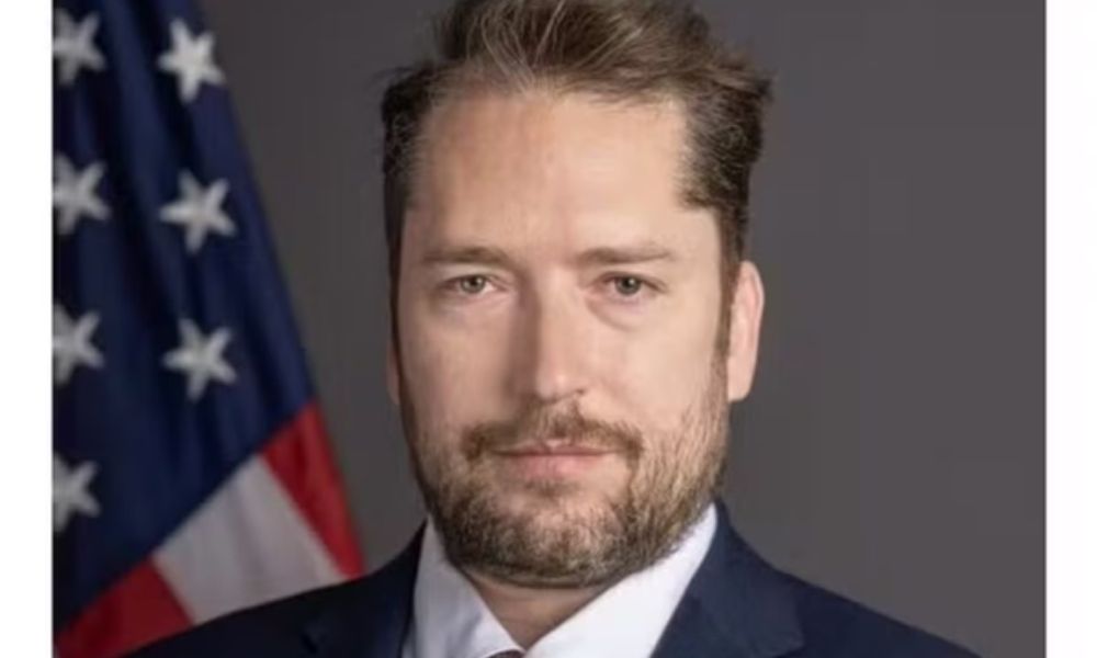 Governo Lula revoga visto de assessor de Trump que visitaria Bolsonaro