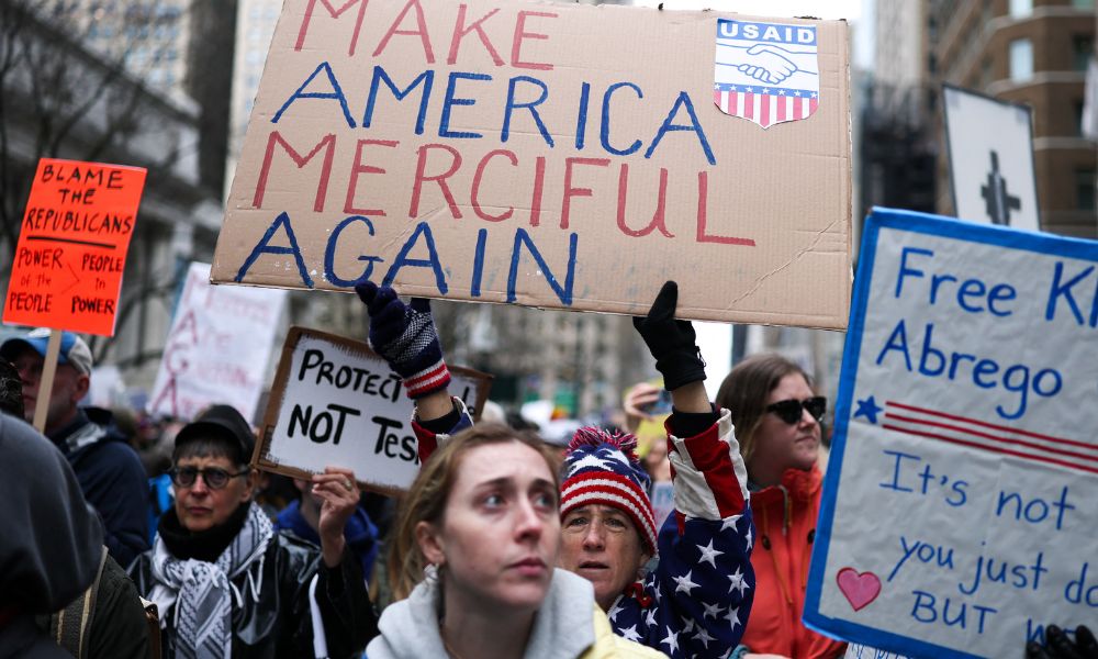 Protestos contra governo Trump levam americanos às ruas de várias cidades dos EUA