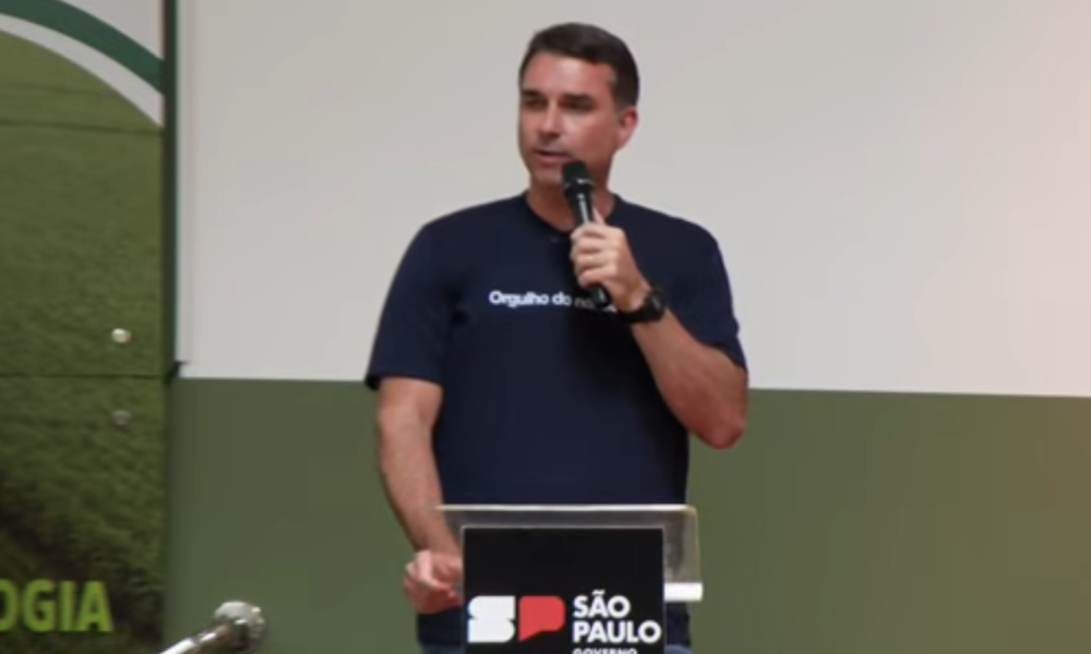 Na Agrishow, Flávio Bolsonaro diz que governo Lula ‘pisa e asfixia o agro’ 