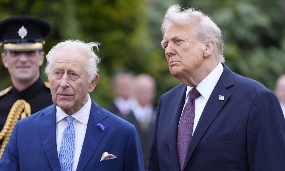 Britânicos são ‘amigos próximos’, diz Trump a Charles III apesar de tensão recente 