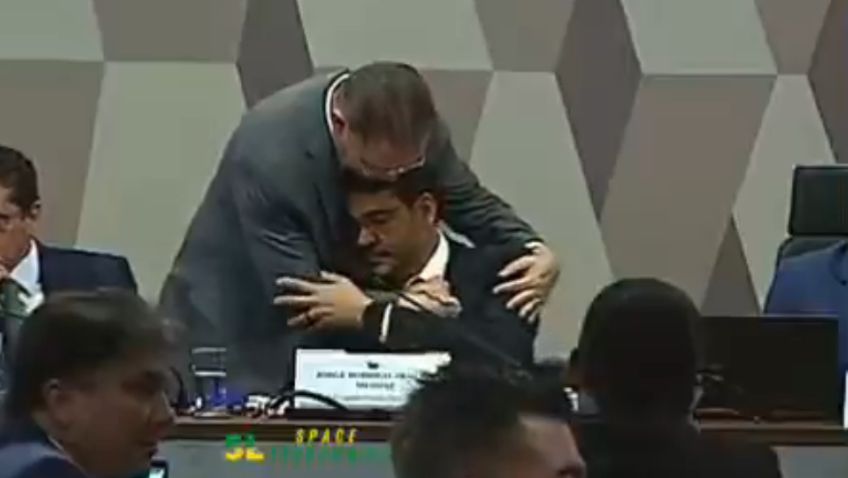 Líder da oposição abraça Messias durante sabatina, é criticado e se explica: ‘princípio de educação’ 