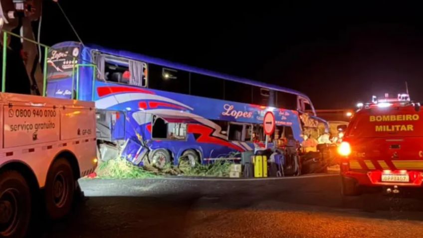 Acidente entre ônibus com religiosos e uma carreta deixa 2 mortos e 30 feridos em MG
