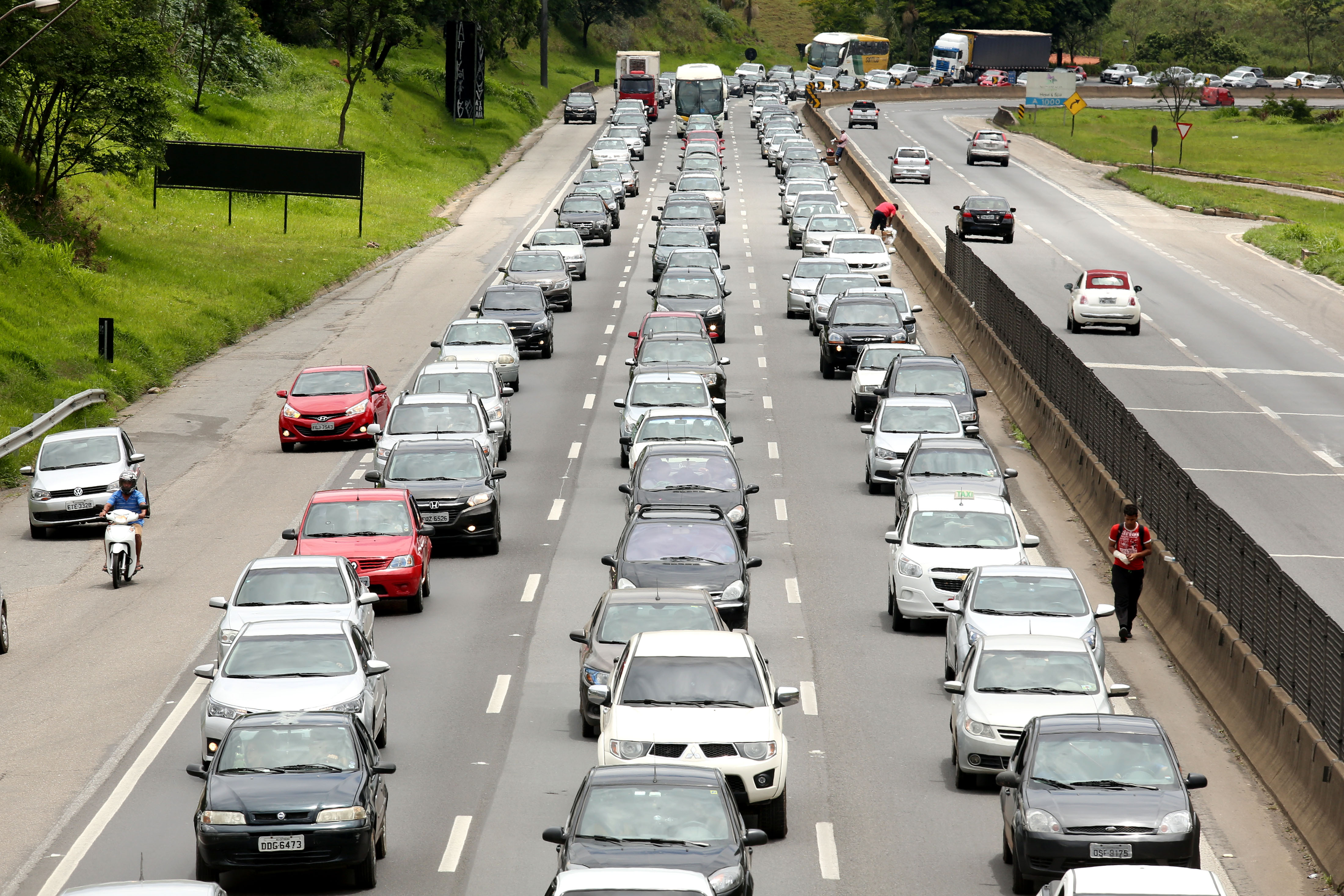 Passo a passo: o que fazer se o carro quebrar na estrada nas férias 