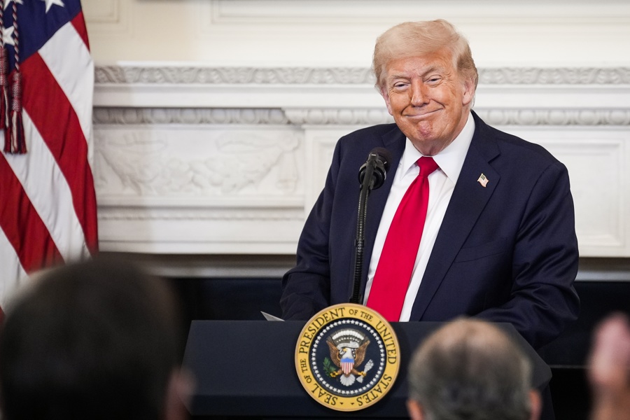 Mão-boba e ‘corte’ na rainha: veja gafes de Trump durante visita do rei Charles III