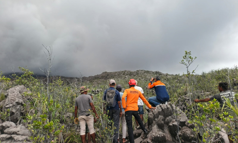Erupção de vulcão na Indonésia deixa três mortos e 10 desaparecidos 