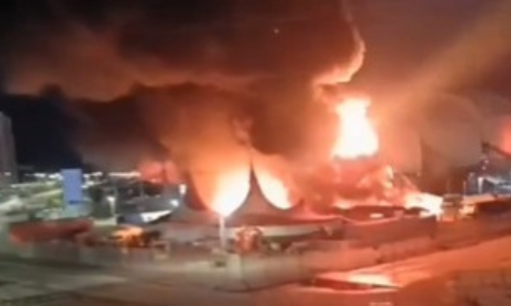 Incêndio de grandes proporções atinge Circo do Tirullipa em Natal; veja
