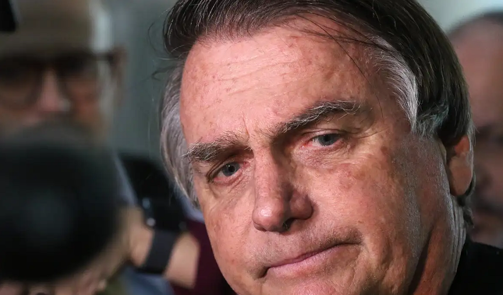 Bolsonaro já está em sala de cirurgia para operar o ombro, diz Carlos 