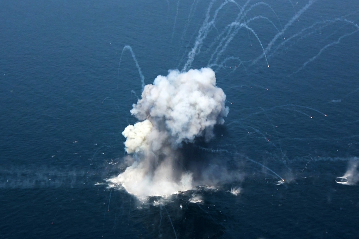 EUA atacam navios do Irã em Ormuz; Teerã fala em ‘confrontos esporádicos’ 