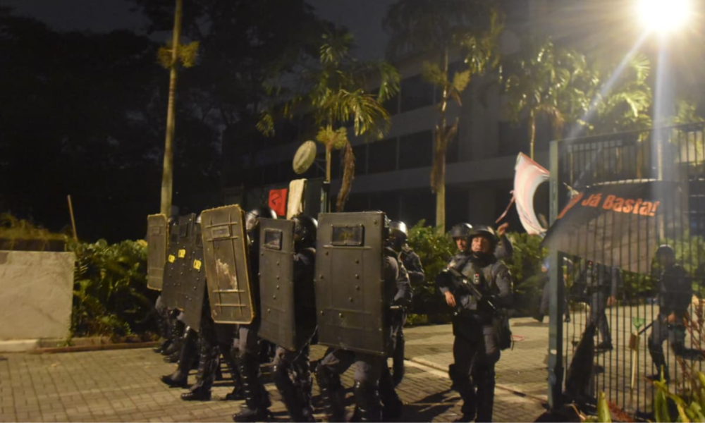 PM desocupa Reitoria da USP; quatro estudantes feridos foram hospitalizados