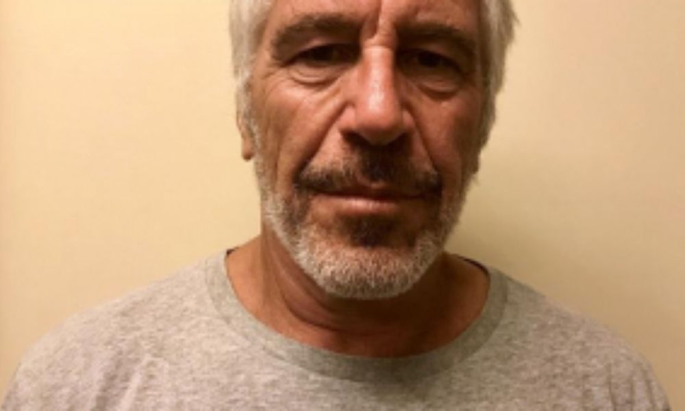 Caso Epstein: 20 supostas vítimas se apresentam à Justiça francesa Caso Epstein: 20 supostas vítimas se apresentam à Justiça francesa