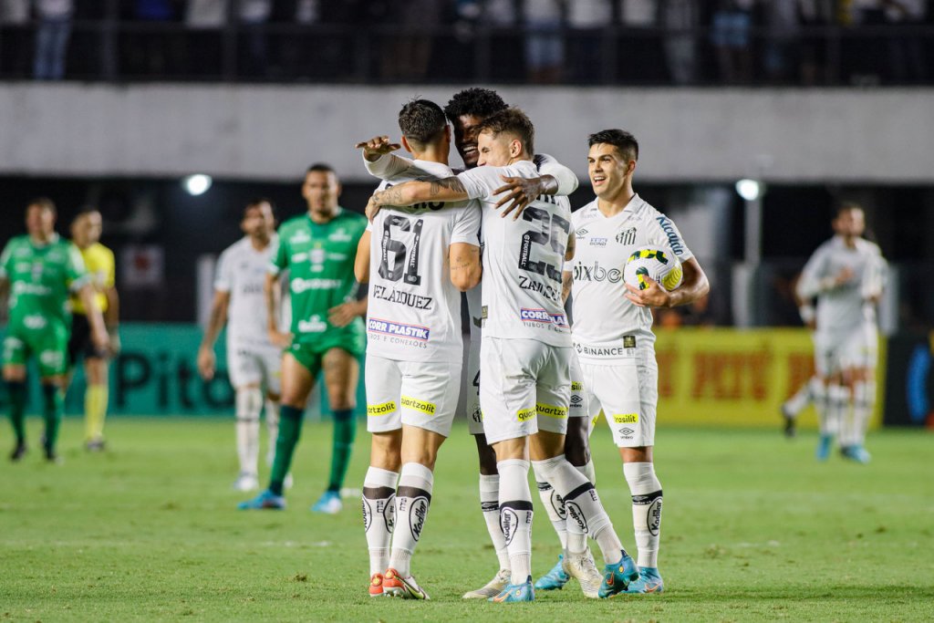 Santos resolve no 2º tempo, vence o Coritiba e avança na Copa do Brasil