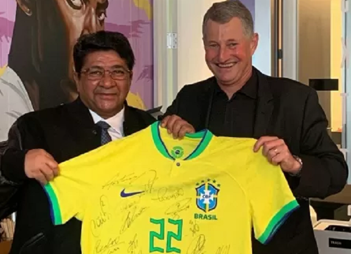 Saiba por que presidente da CBF presenteou executivo da Nike com camisa de número 22 da seleção brasileira