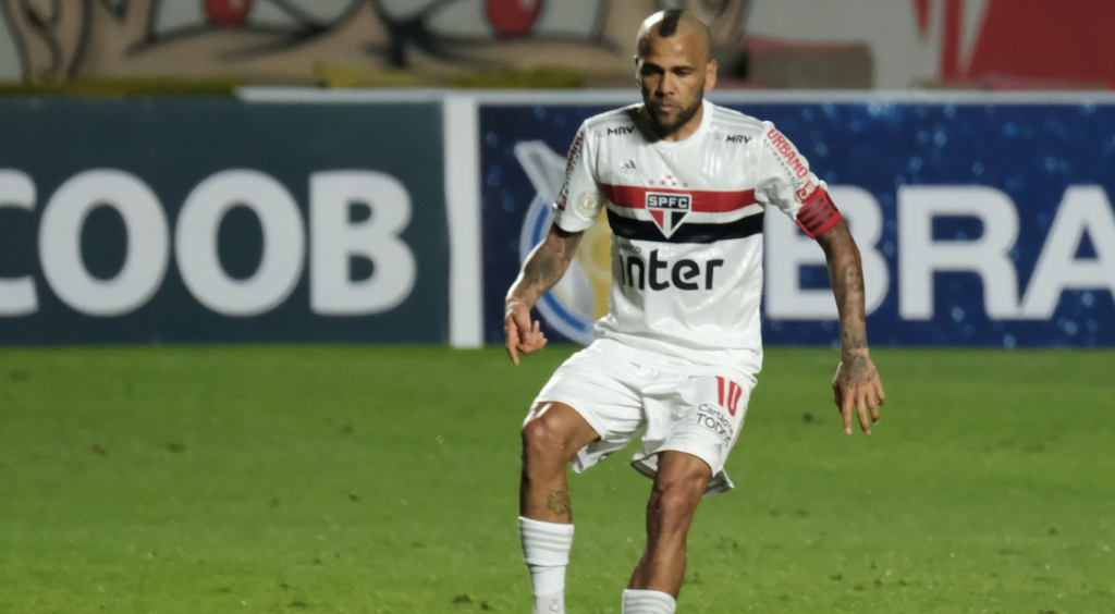 Daniel Alves é oferecido ao Flamengo; diretoria rubro-negra avalia contratação 