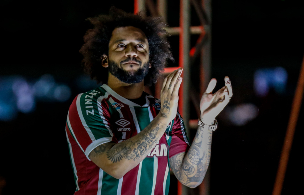 Marcelo, do Fluminense, se irrita com fã ao ser filmado em restaurante; assista