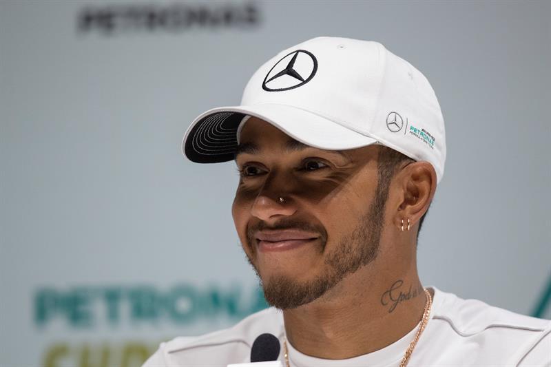 Hamilton diz que ‘teria que arrancar a orelha’ para cumprir regra da F1