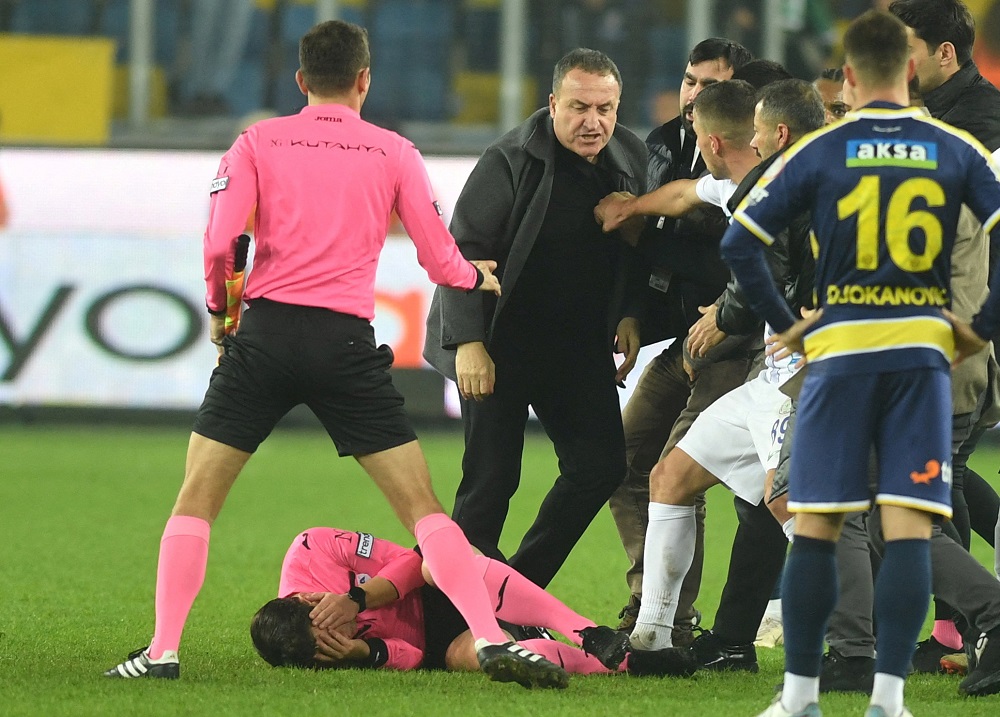 Federação turca suspende campeonato após árbitro ser agredido por presidente e jogadores do Ankaragucu