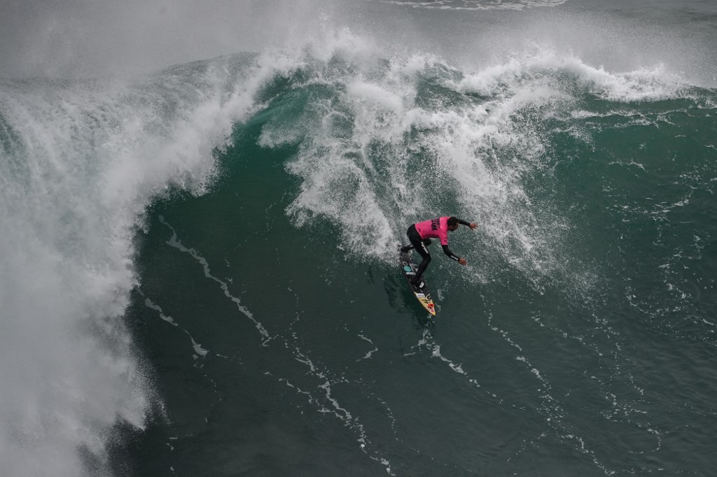 Brasileiro Lucas Chumbo está próximo de ter o recorde por surfar a maior onda da história