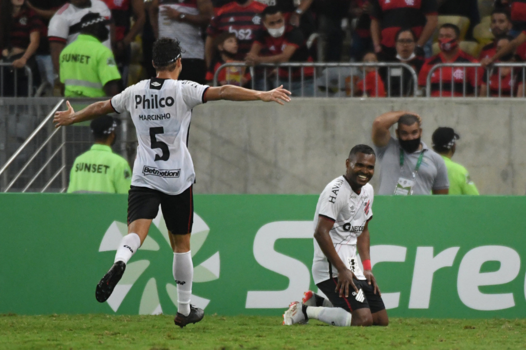 Em jogo quente, Athletico-PR vence o Flamengo por 3 a 0 e está na final da Copa do Brasil