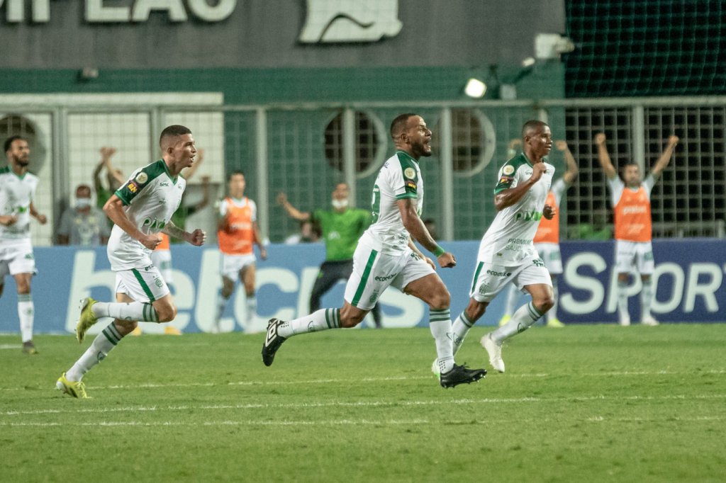América-MG desperdiça pênalti, mas faz 2 a 1 e vence de virada o Palmeiras