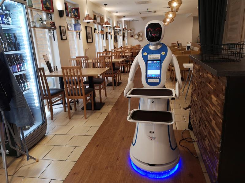 Robôs-garçons são atração em café futurista de Budapeste