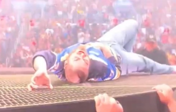 Post Malone cai durante show, recebe atendimento médico e retorna a apresentação nos EUA
