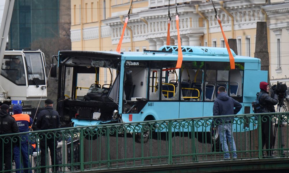 Ao menos sete pessoas morrem após ônibus cair dentro de rio em São Petersburgo 