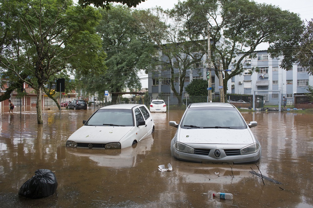 Cidades gaúchas usam bombas de drenagem após enchentes